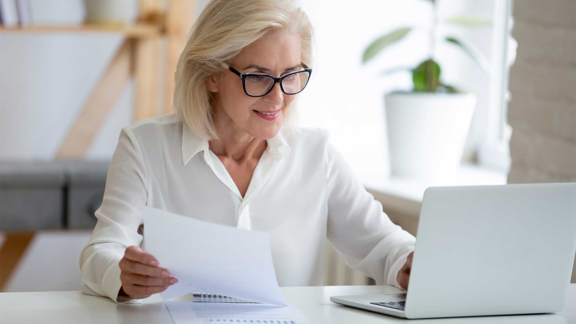 confident-mature-woman-office-desk-work_640x500.jpg